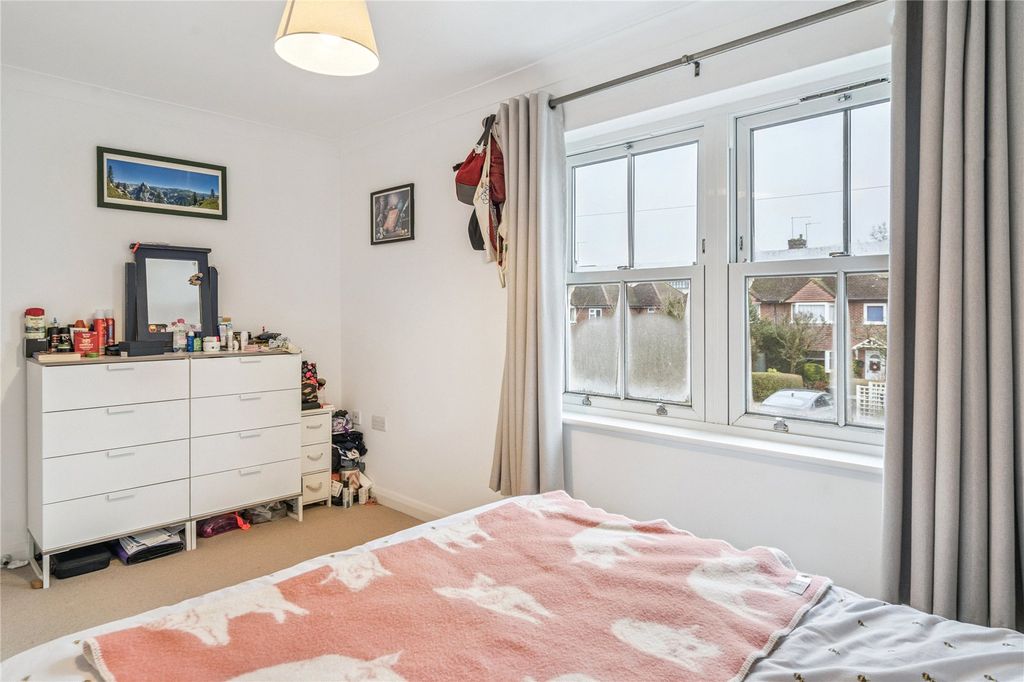 Property photo 3 of 12 Bed 1