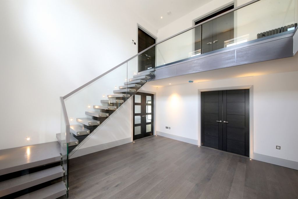 Property photo 3 of 11 Entrance Hall
