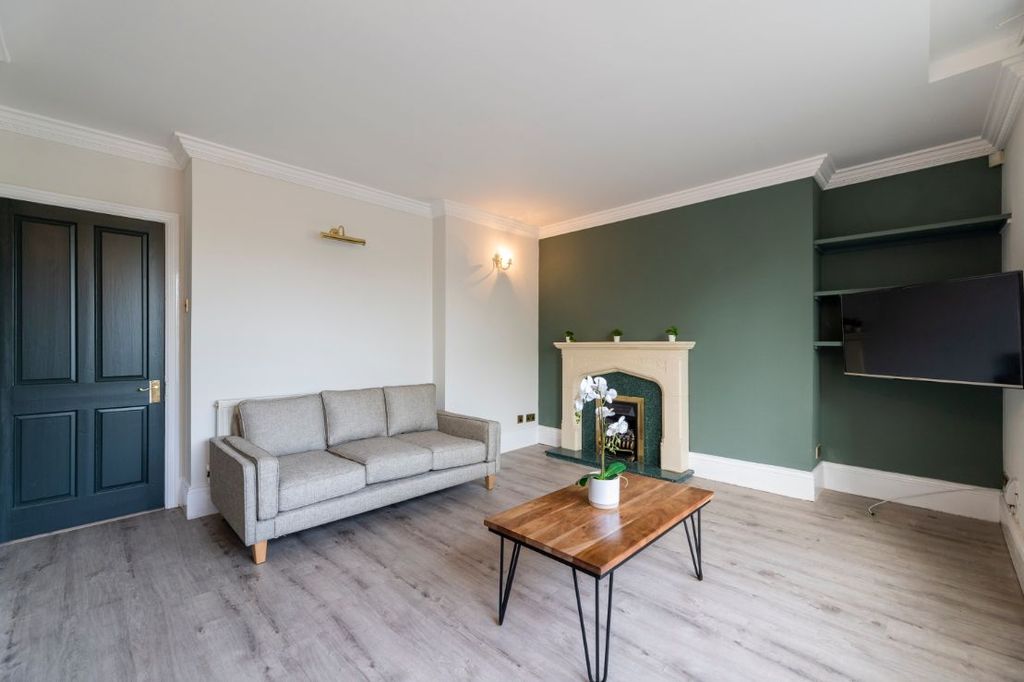 Property photo 2 of 11 26Etf3 - Living Area