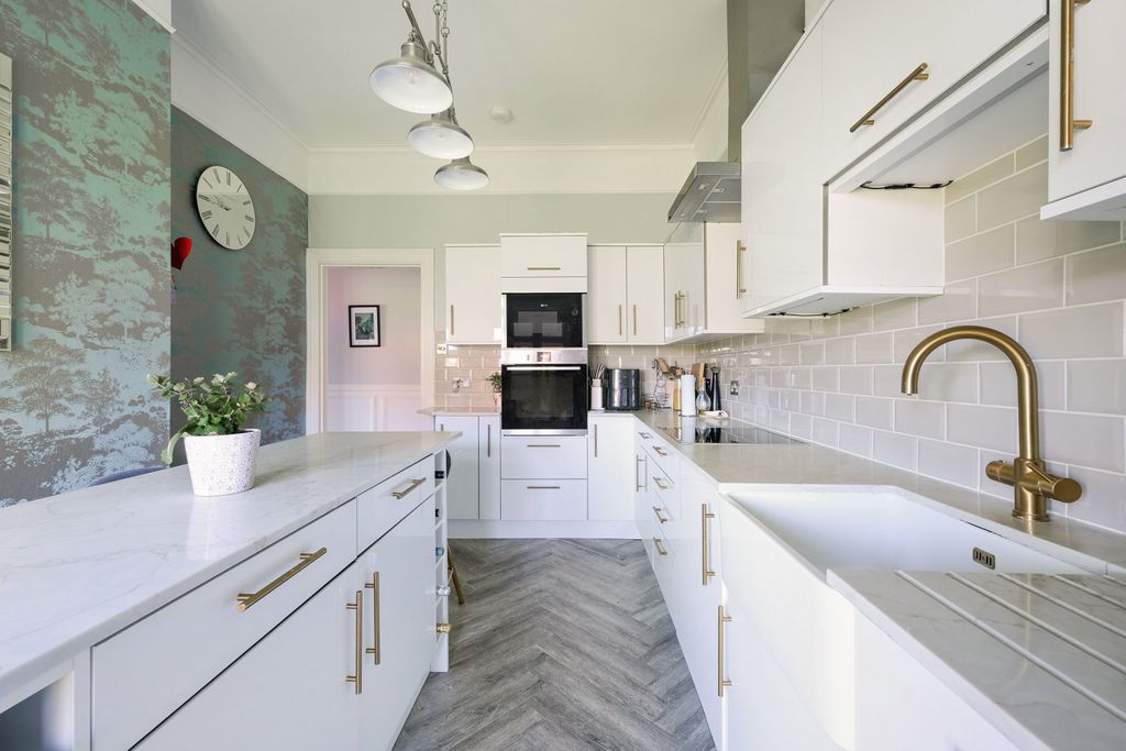 Additional image 6 of 3 bed flat for saleWesterham Road, Oxted RH8