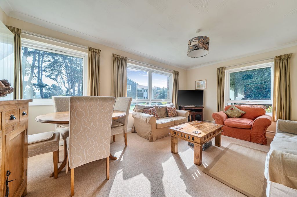 Property photo 2 of 11 Living/Dining Room