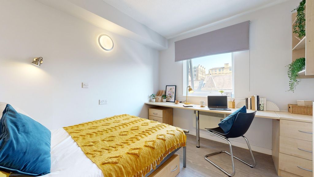 Property photo 1 of 9 Spacious Rooms