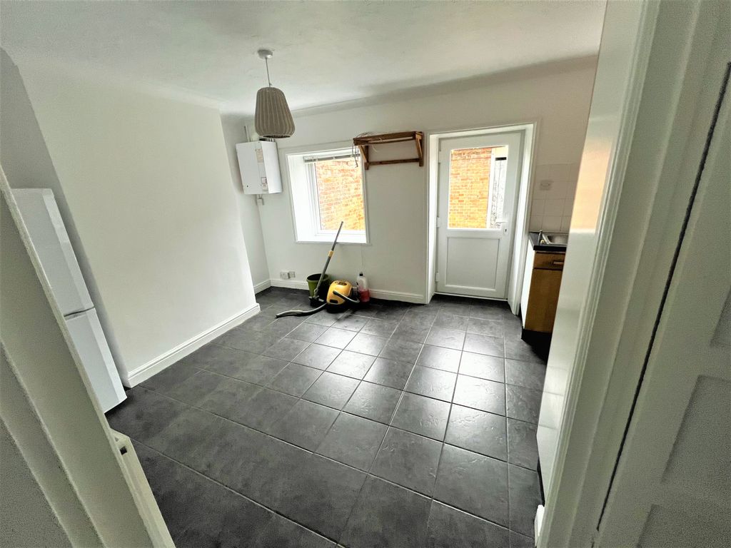 Property photo 3 of 12 Kitchen