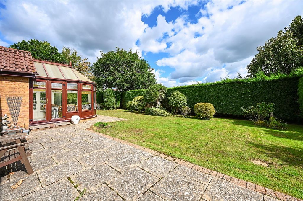 Property photo 2 of 25 Fairfield Chase - Externals (10).Jpg