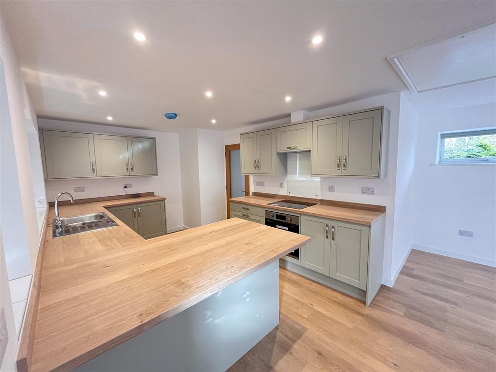 Property photo 3 of 9 Kitchen