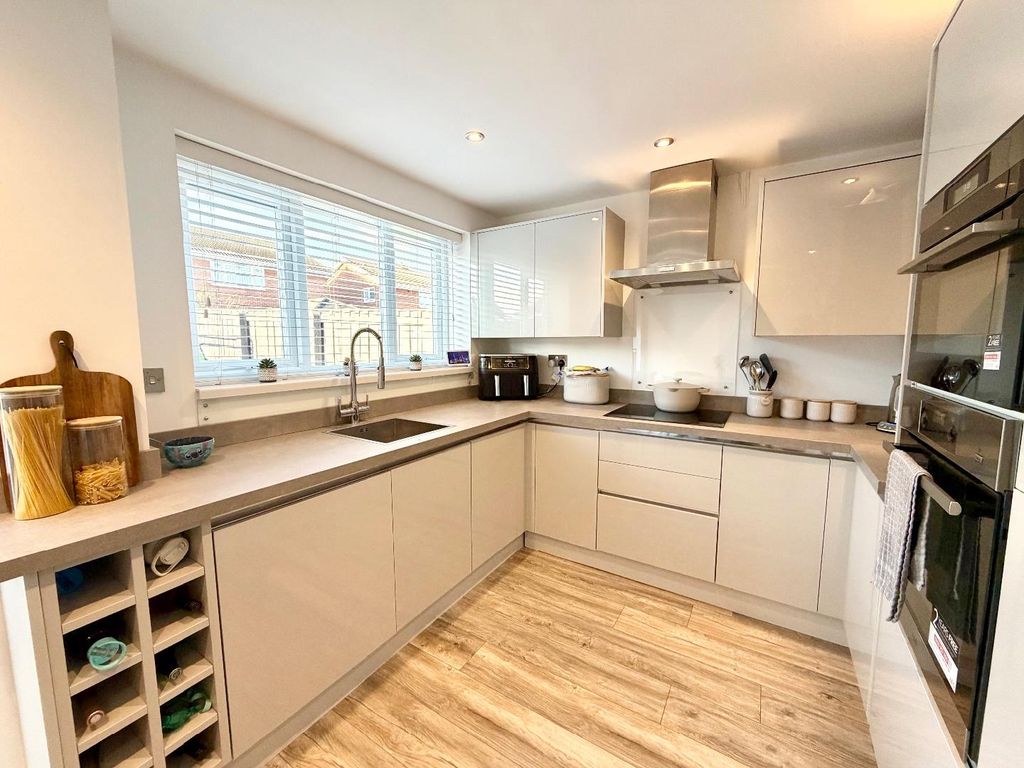 Property photo 2 of 10 Kitchen