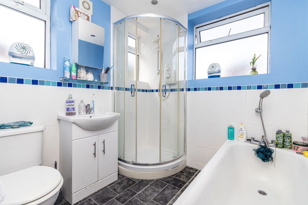 Property photo 3 of 18 .