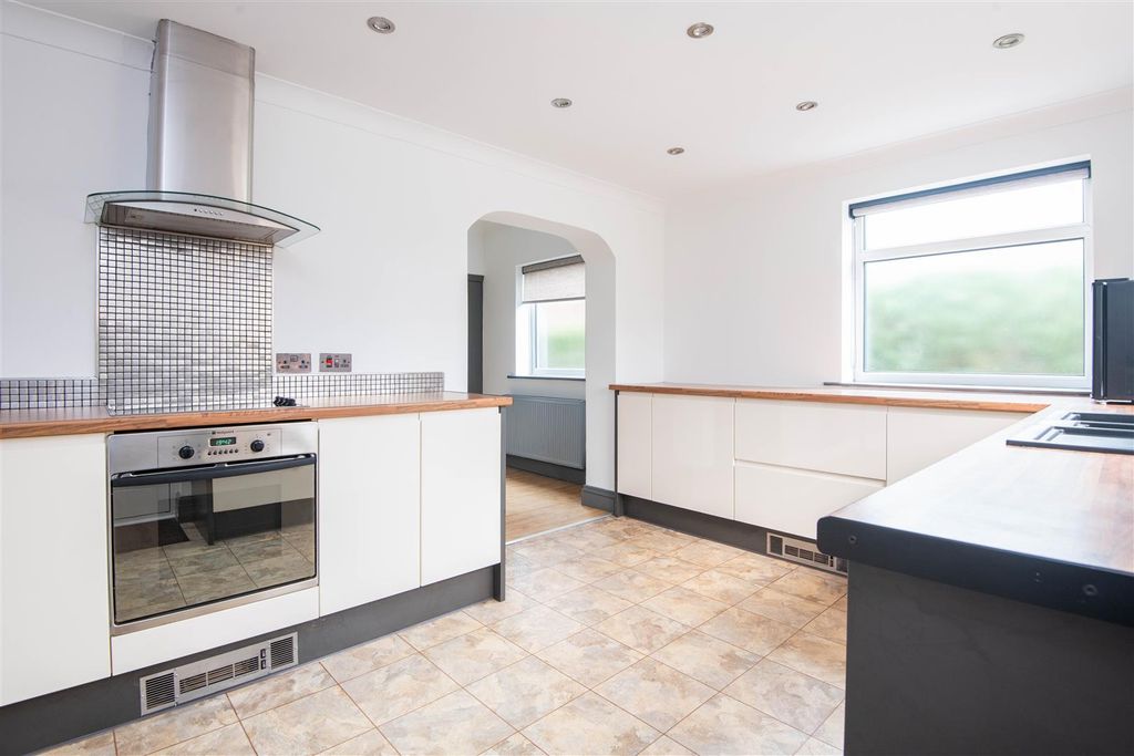 Property photo 3 of 19 Kitchen