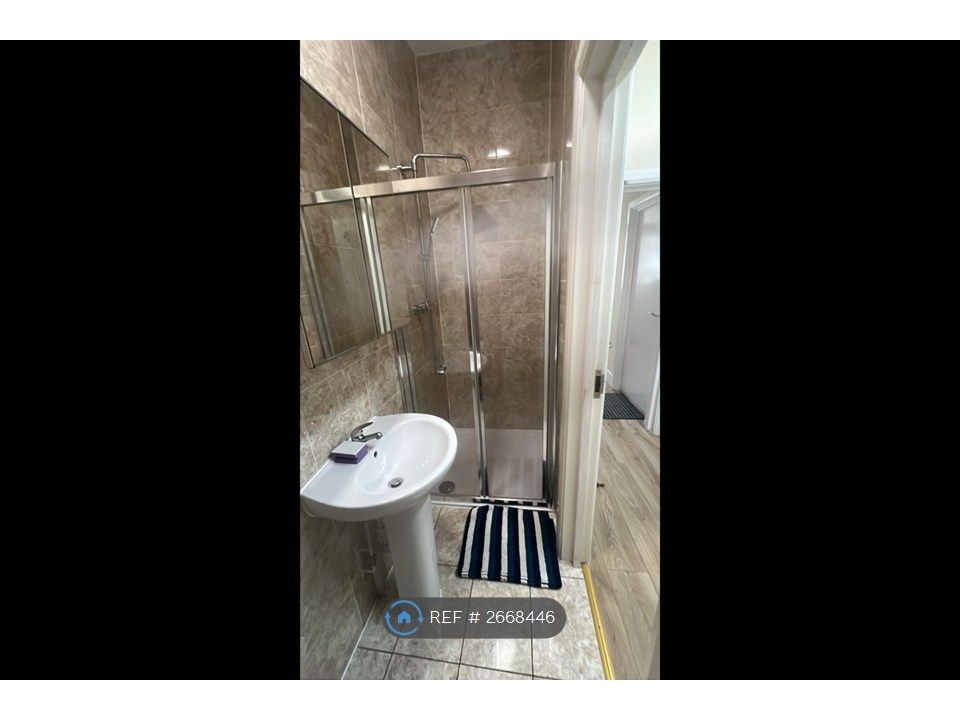 Property photo 3 of 9 Sharing Shower/Toilet