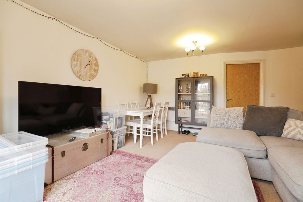 Property photo 3 of 10 Lounge