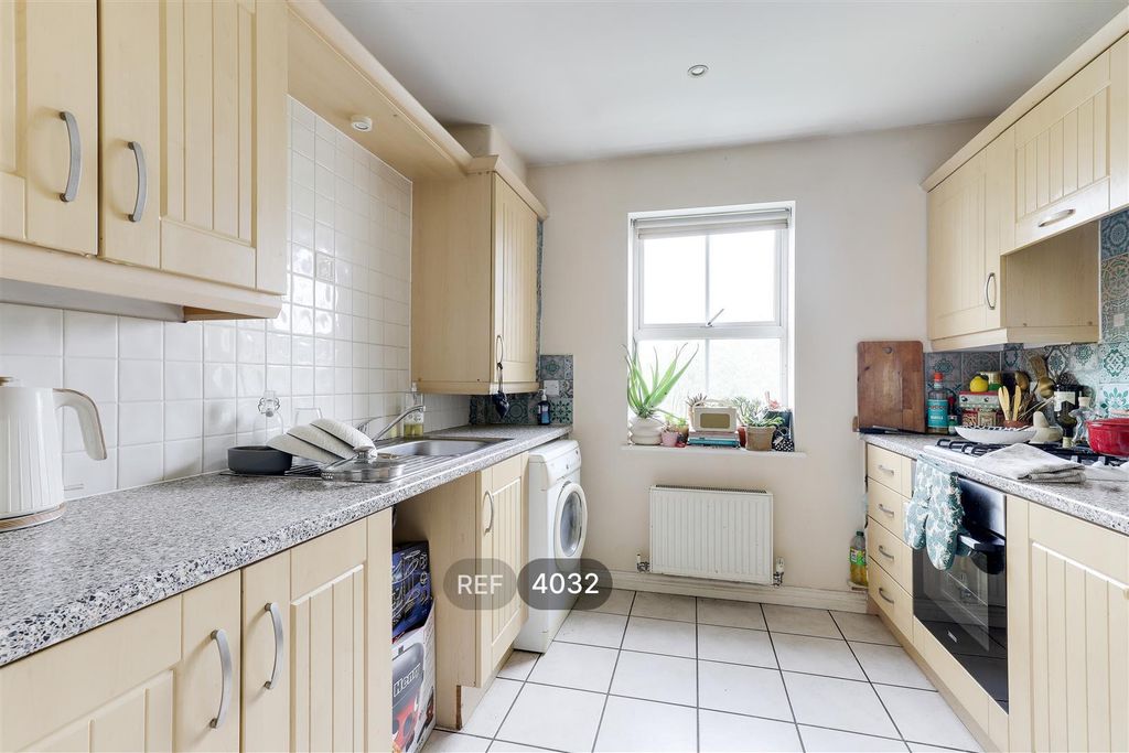 Property photo 3 of 8 Kitchen