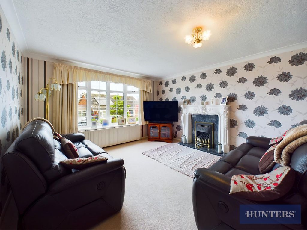 Property photo 3 of 16 Living Room