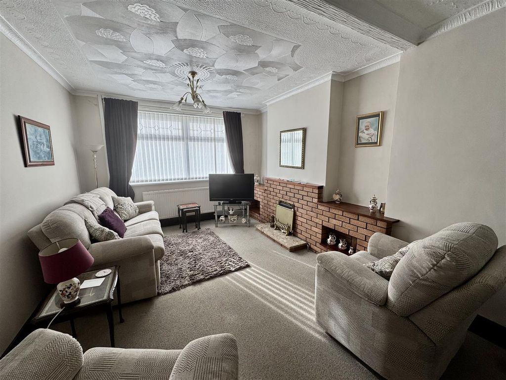 Property photo 2 of 15 Lounge