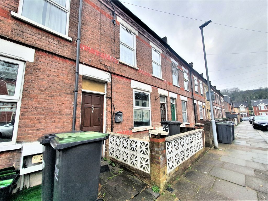 Property photo 1 of 17 Two Bedroom Ground Floor Flat With Garden Available To Rent Located On Malvern Road In Luton