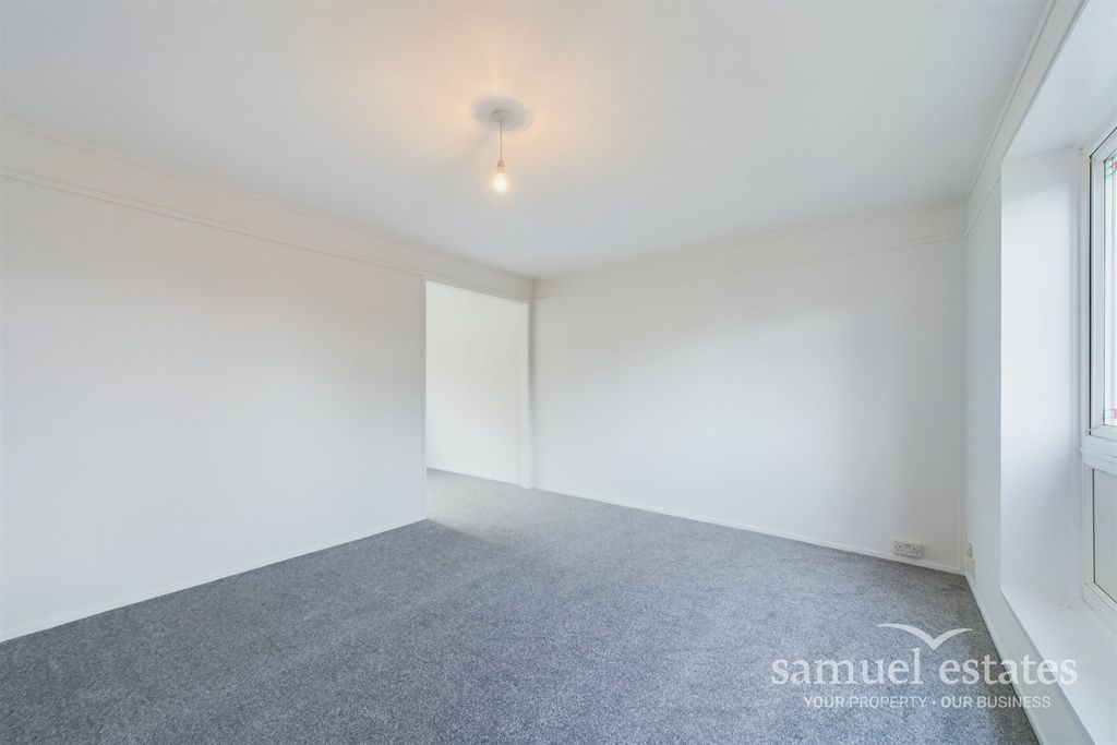 Property photo 3 of 18 Living Room