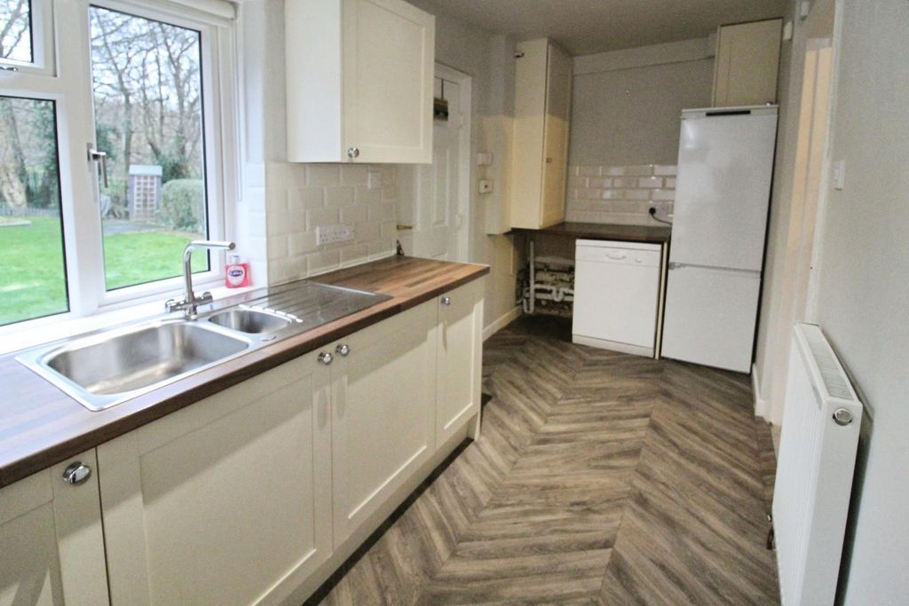 Property photo 3 of 10 Kitchen