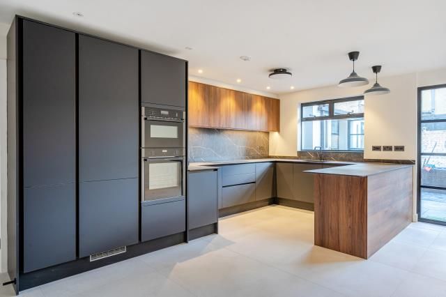 Property photo 3 of 17 Kitchen