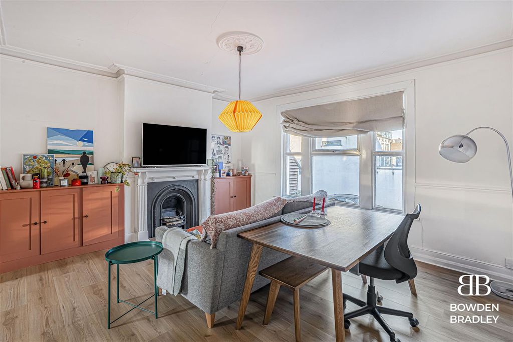 Property photo 3 of 14 Reception