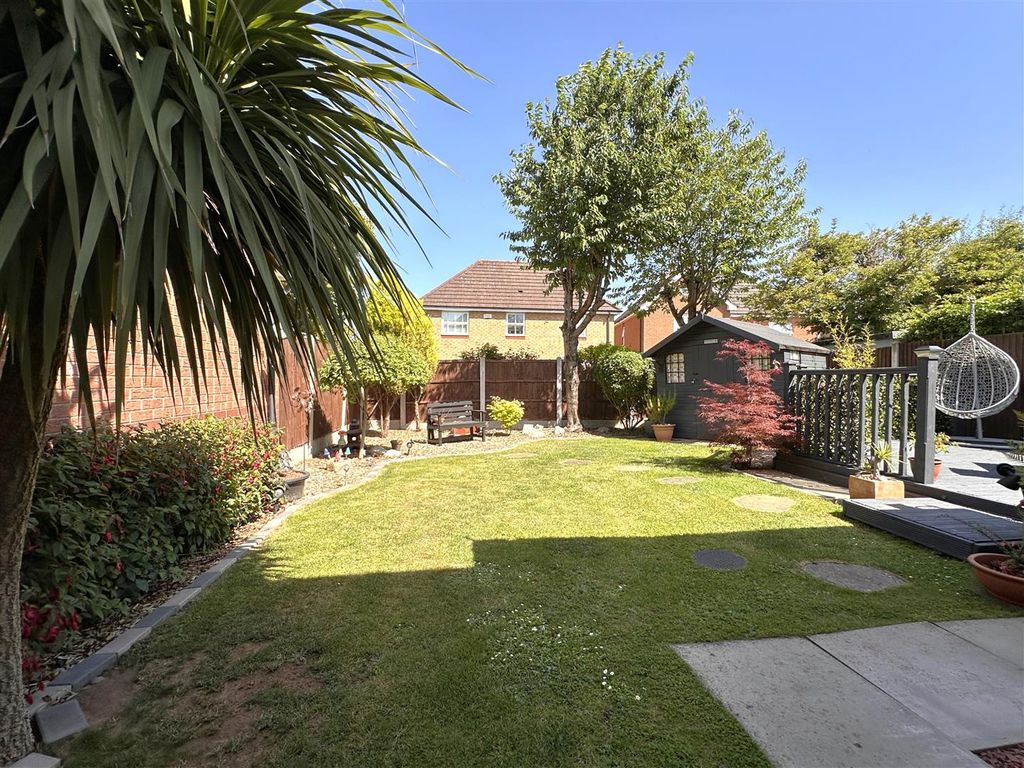 Property photo 3 of 24 Lovely Landscaped Garden 842