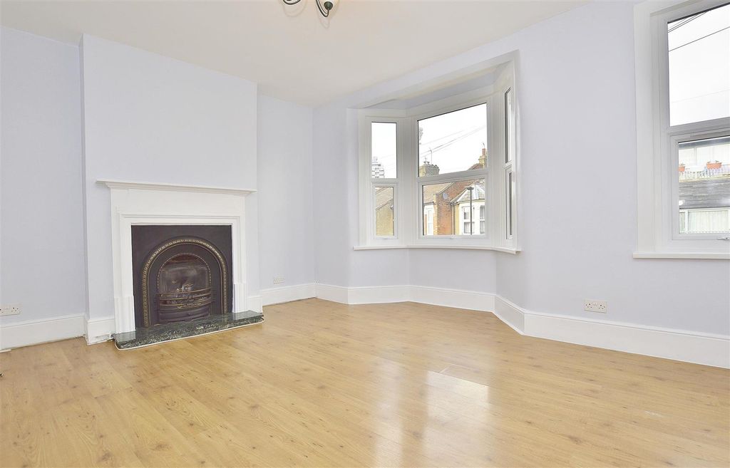 Property photo 2 of 13 Lounge