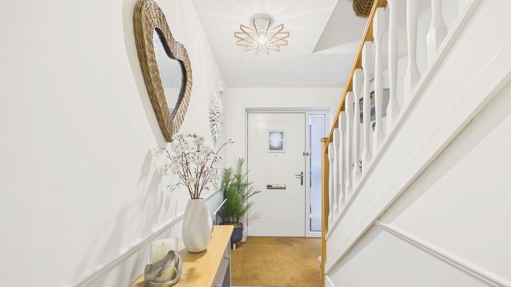 Property photo 3 of 32 Entrance