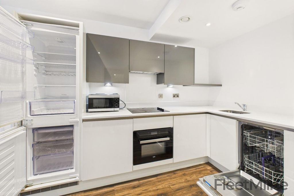Property photo 3 of 10 Kitchen