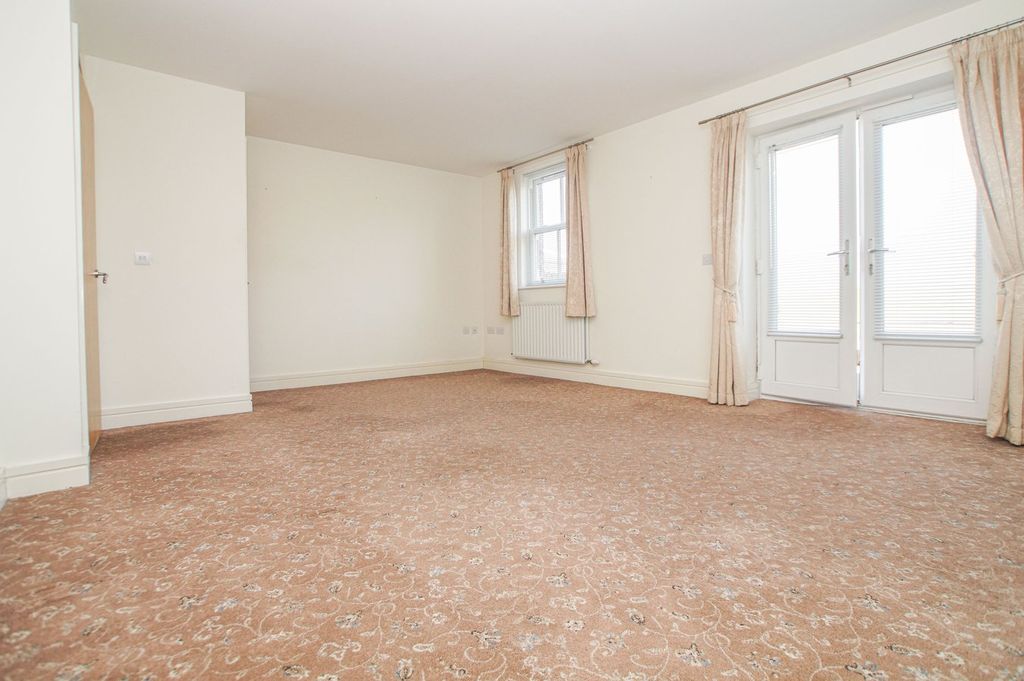 Property photo 3 of 19 Lounge