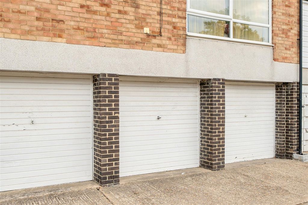 Property photo 2 of 8 Garage.Jpg