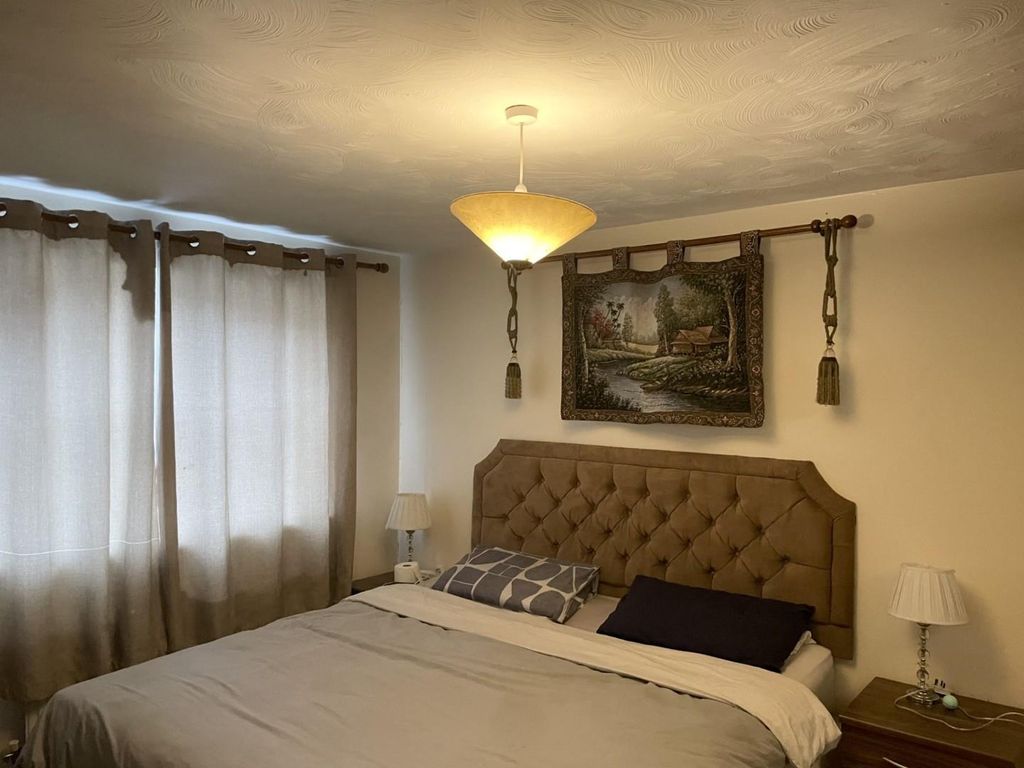 Property photo 3 of 6 Bed 2.Jpg