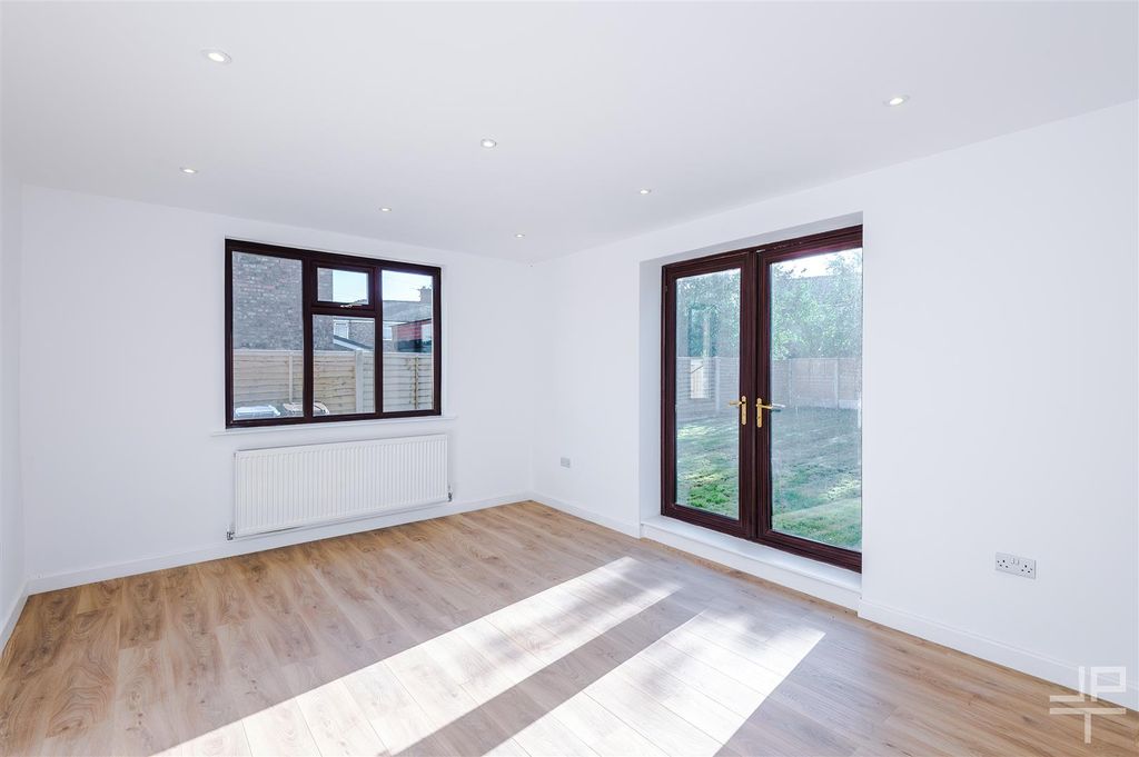 Property photo 2 of 32 W1.Jpg