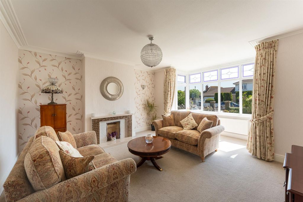 Property photo 3 of 33 Sitting Room