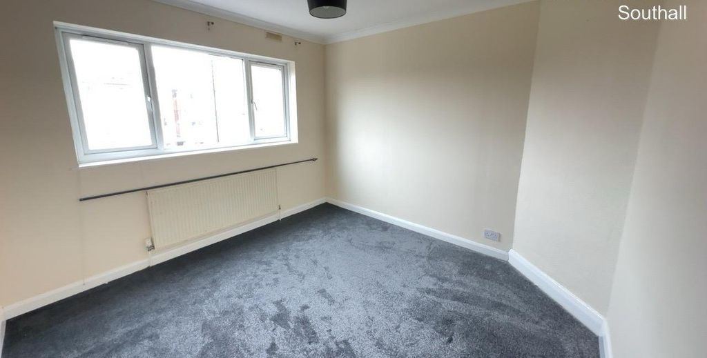 Property photo 1 of 6 Three Bed Flat To Rent Woodlands Court, Southall Ub1