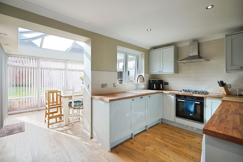 Property photo 3 of 20 Kitchen