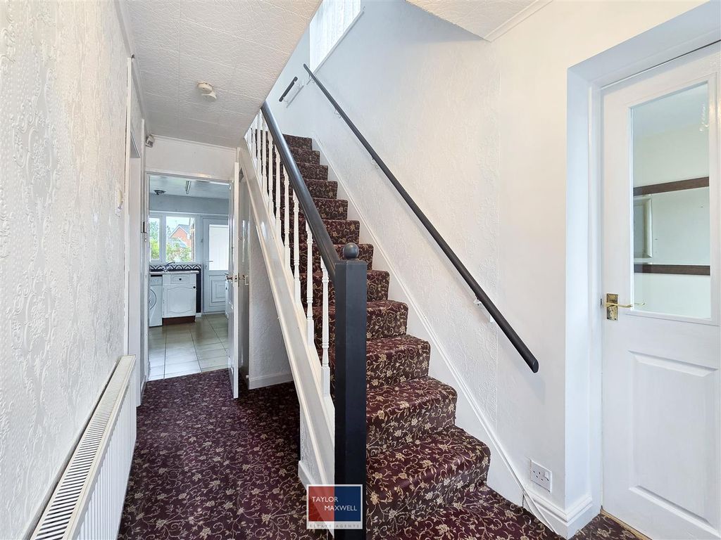Property photo 3 of 25 Entrance Hall
