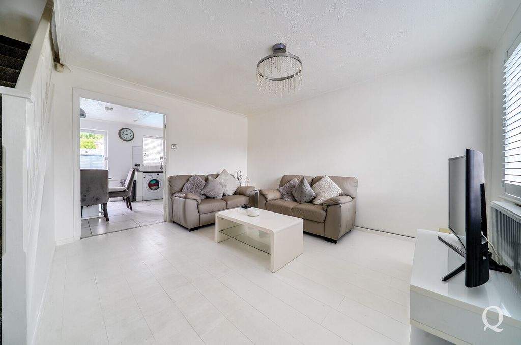 Property photo 3 of 17 F0Fb9Be1-11A6-48F...