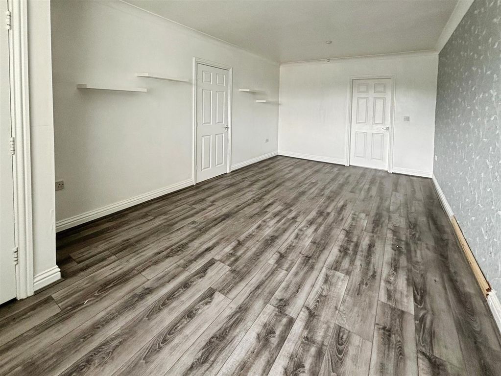 Property photo 3 of 16 Lounge