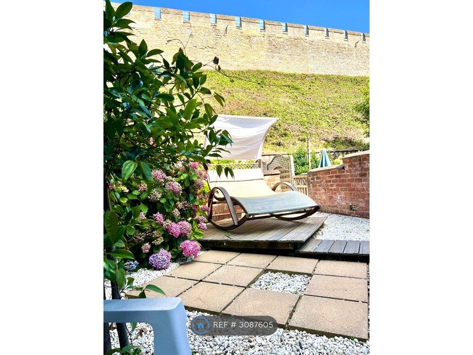 Property photo 2 of 15 Sunny Garden With Interesting Furniture
