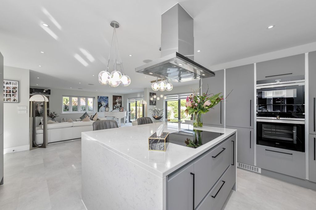 Property photo 2 of 40