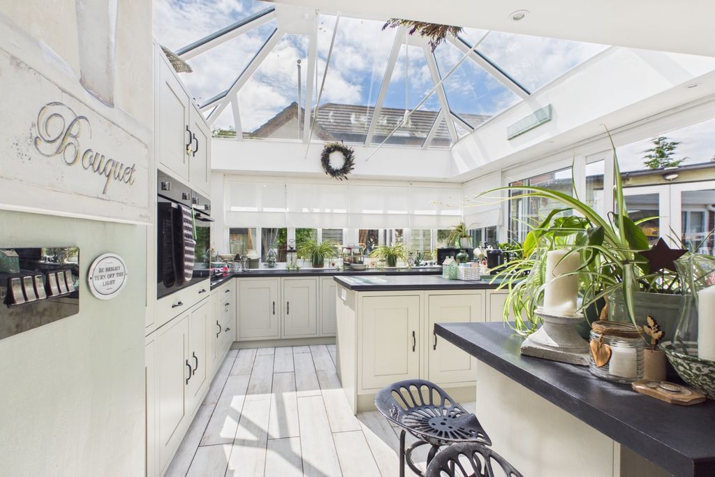 Property photo 3 of 28 Absolutely Breathtaking Kitchen