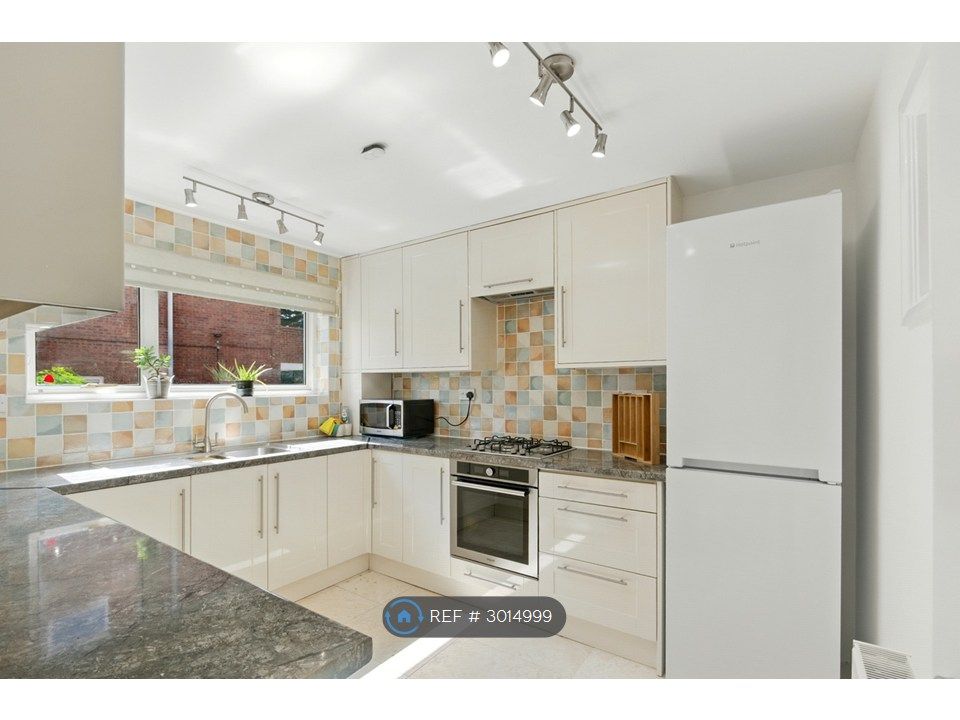 Property photo 3 of 10 Kitchen