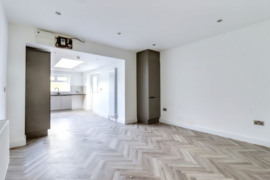 Property photo 3 of 8 Hay030881022_04