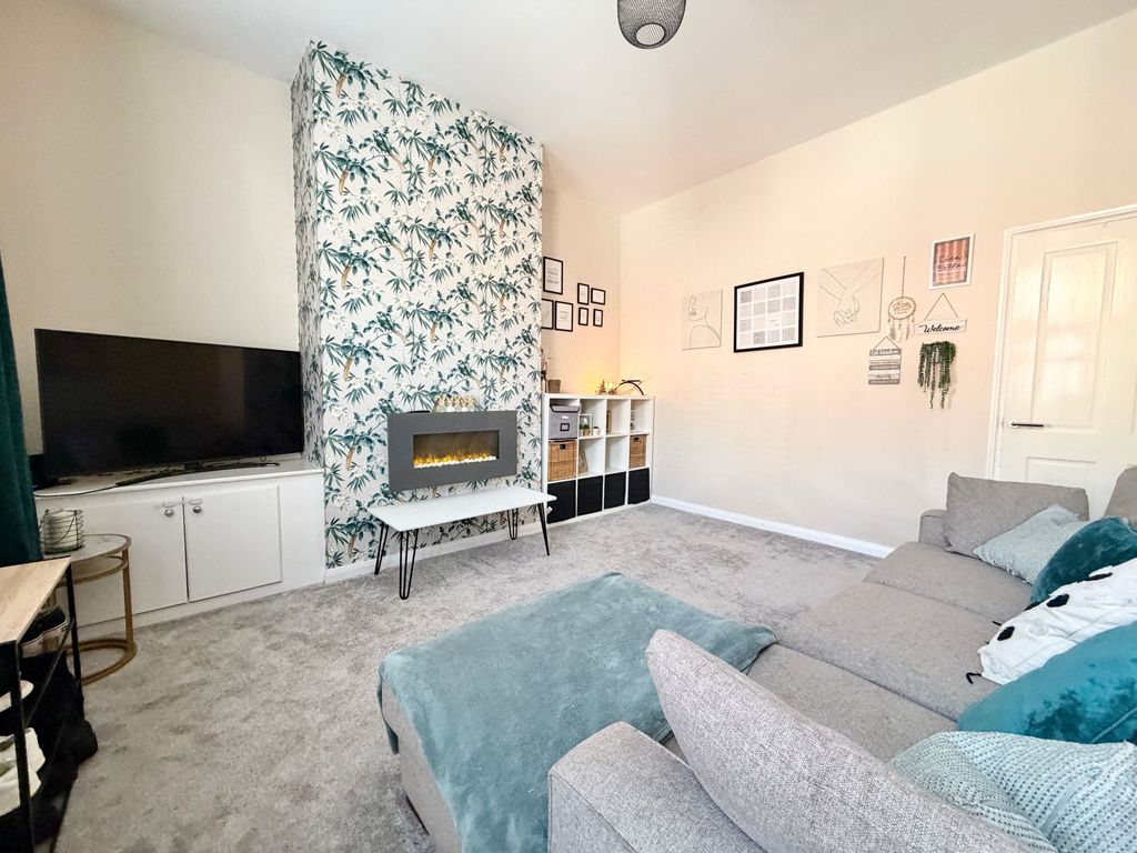 Property photo 2 of 13 Lounge