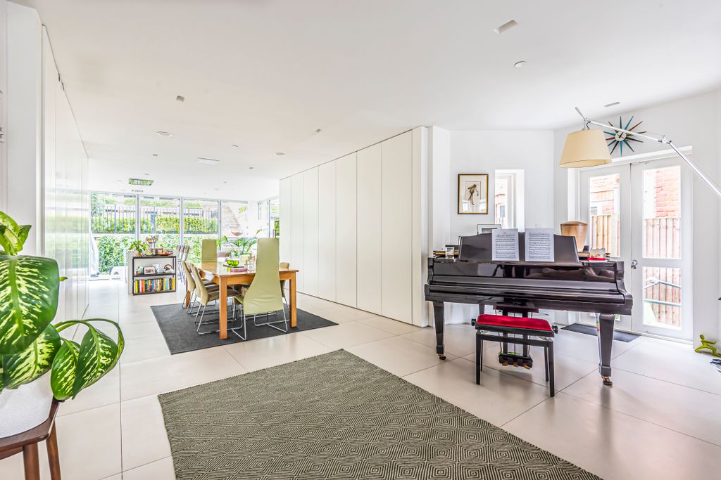 Property photo 1 of 18 Six Bedroom Home To Rent