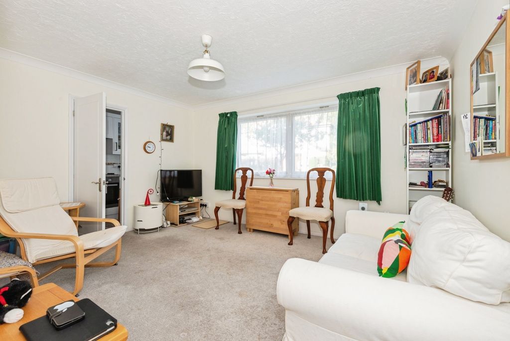 Property photo 1 of 13 Lounge