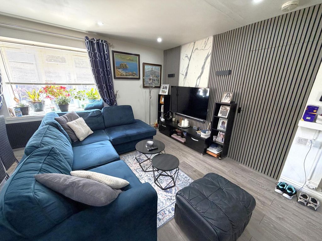 Additional image 7 of 2 bed flat for saleLandseer Court, Corby NN18
