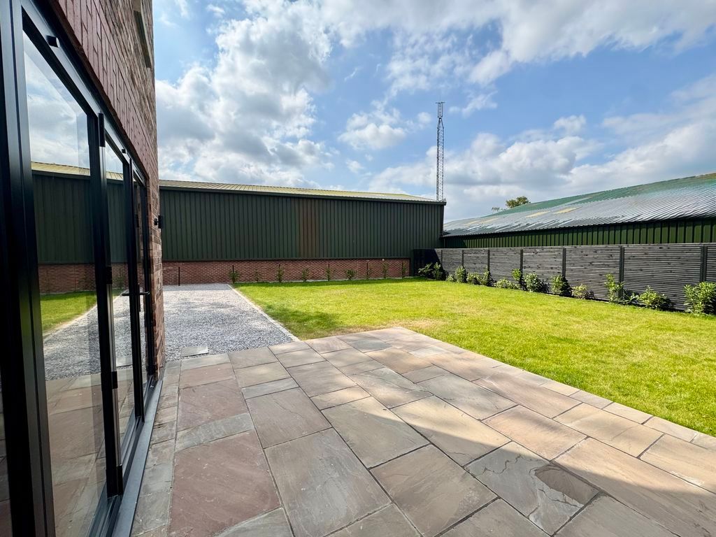 Property photo 3 of 25 Patio & Garden