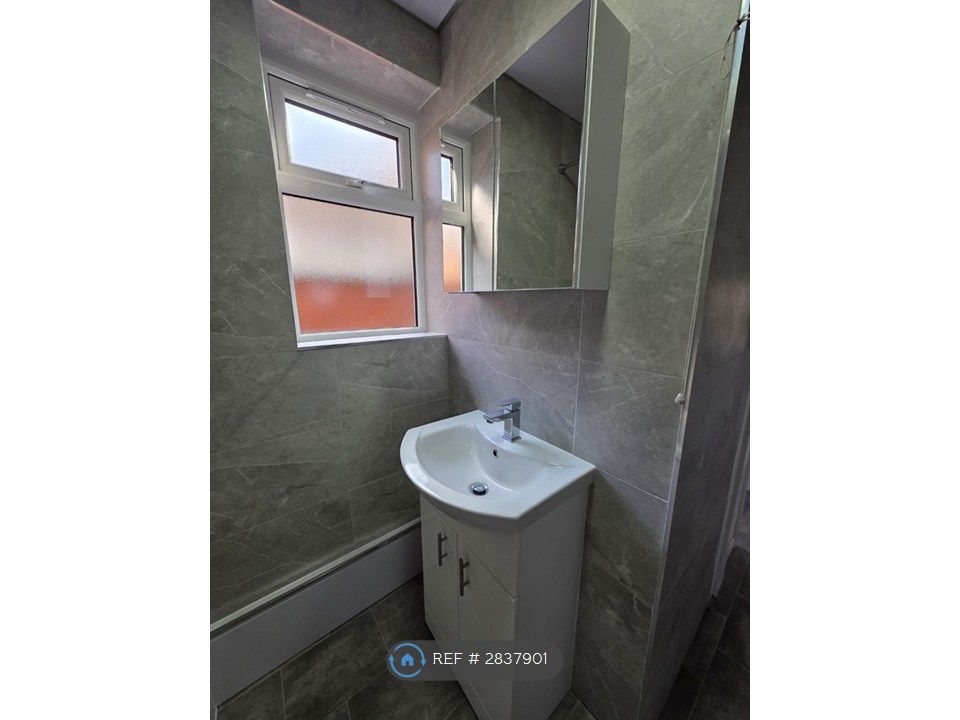 Property photo 2 of 16 Bathroom Sink