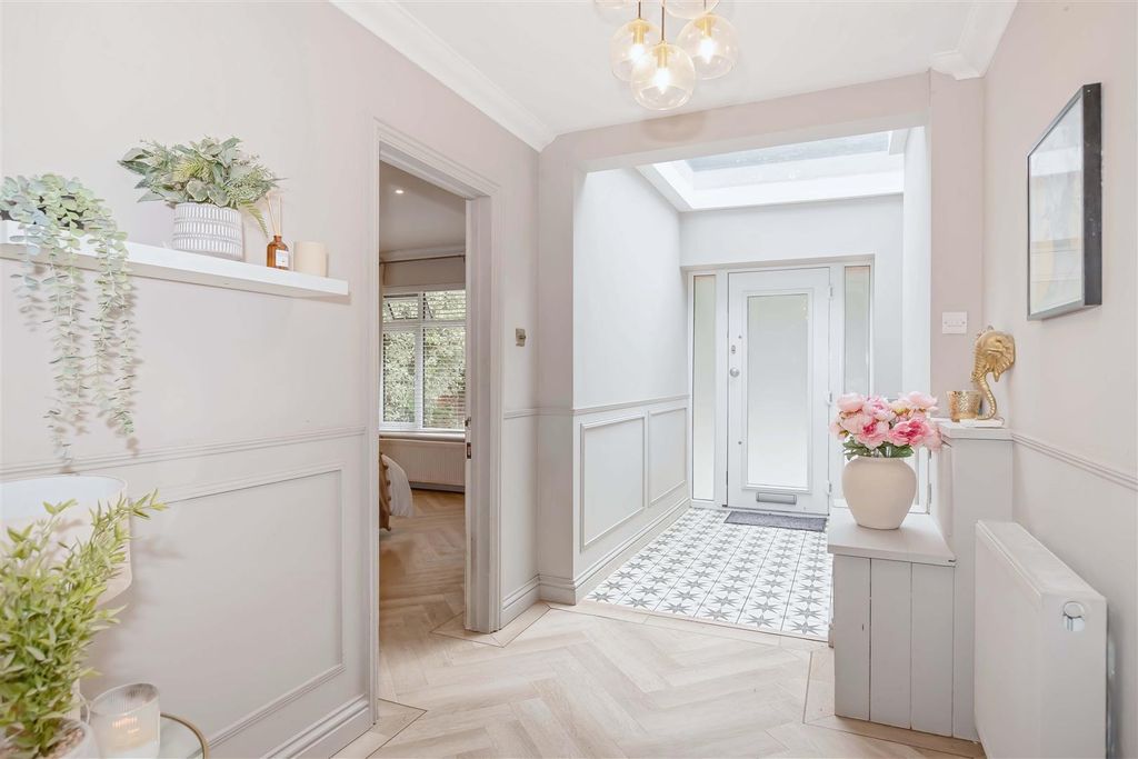 Property photo 2 of 24 Chesswood Road_18.Jpg