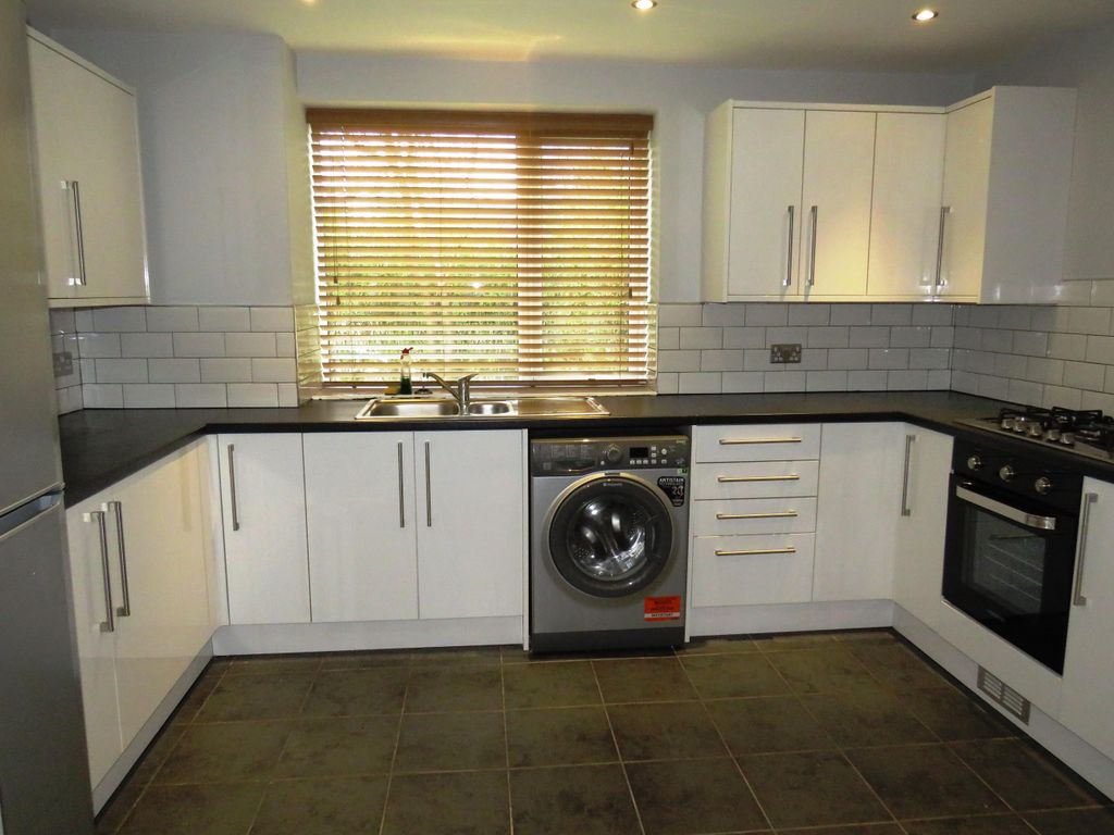 Property photo 2 of 9 Kitchen