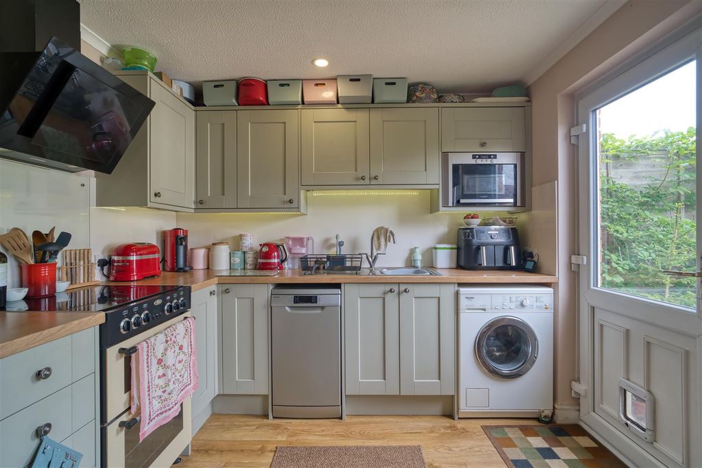 Property photo 2 of 9 Kitchen